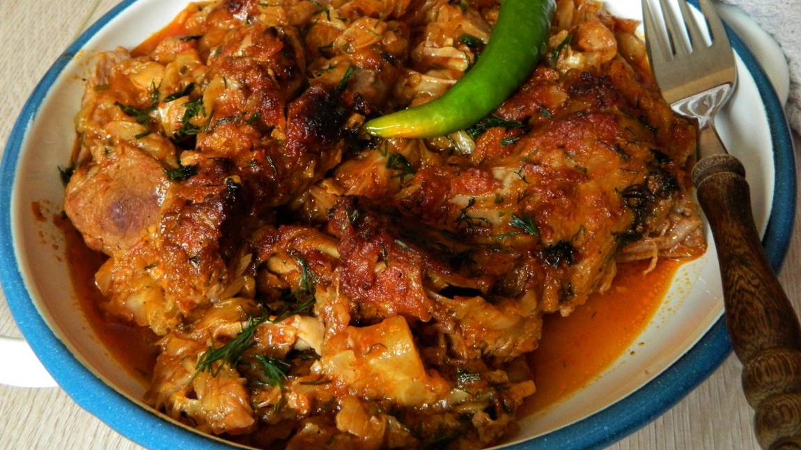 Cea mai deosebită rețetă pentru a pregăti tradiționala varză cu carne de oaie. De ce ingrediente vei avea nevoie pentru a găti deliciosul fel de mâncare