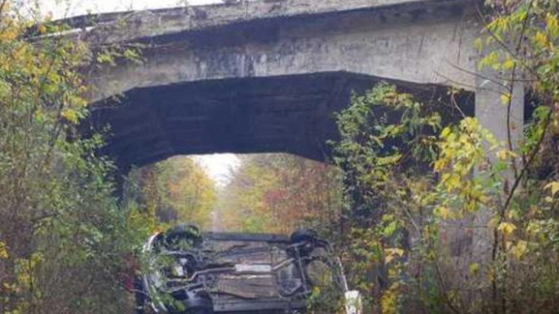 Un autoturism condus de un bărbat de 80 de ani a căzut de pe un pod pe calea ferată