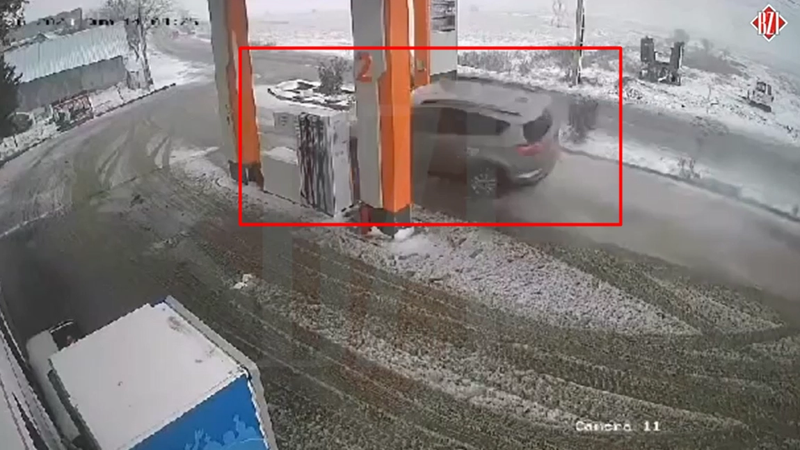Imagini unice surprinse de o cameră de supraveghere din Iaşi! Nu este o rachetă, ci un autoturism care zboară printr-o staţie Peco şi se opreşte într-o casă! Se putea produce o nenorocire! Iată videoclipul complet! (EXCLUSIV) - UPDATE