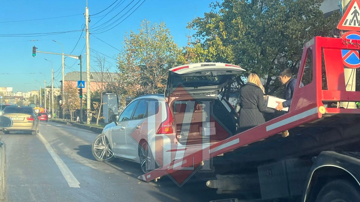 Incident pe bulevardul Nicolae Iorga. Un SUV a rămas fără o roată - EXCLUSIV, GALERIE FOTO