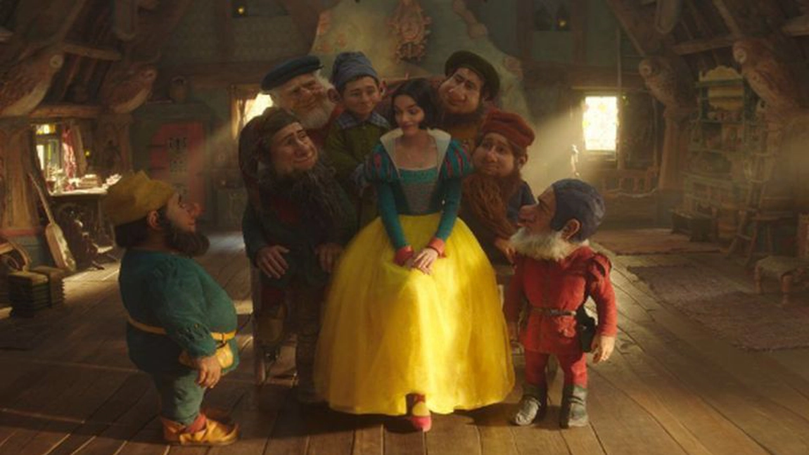 Au apărut primele imagini din „Albă ca Zăpada!“, ce va fi lansat de Disney: Piticii... nu mai sunt pitici!