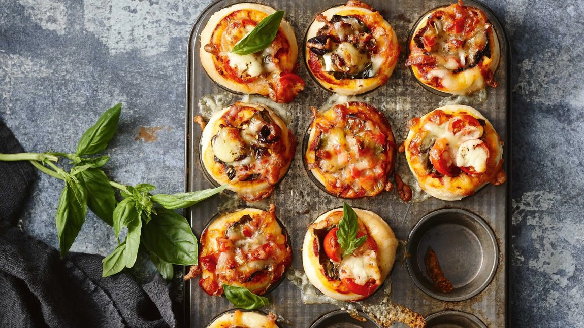 Brioșe aperitiv din ingrediente pentru pizza. Vor face furori la petreceri