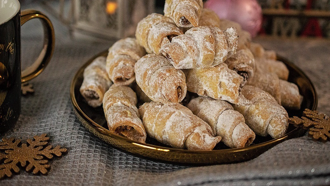 Cornulețe cu untură, smântână și drojdie. Cucerește-i pe cei dragi cu un desert fraged de se topește în gură