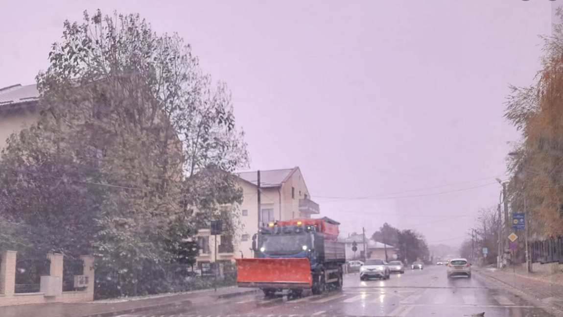 Weekend cu cod galben de ninsori la Iași. Mai multe intervenții ale utilajelor de deszăpezire