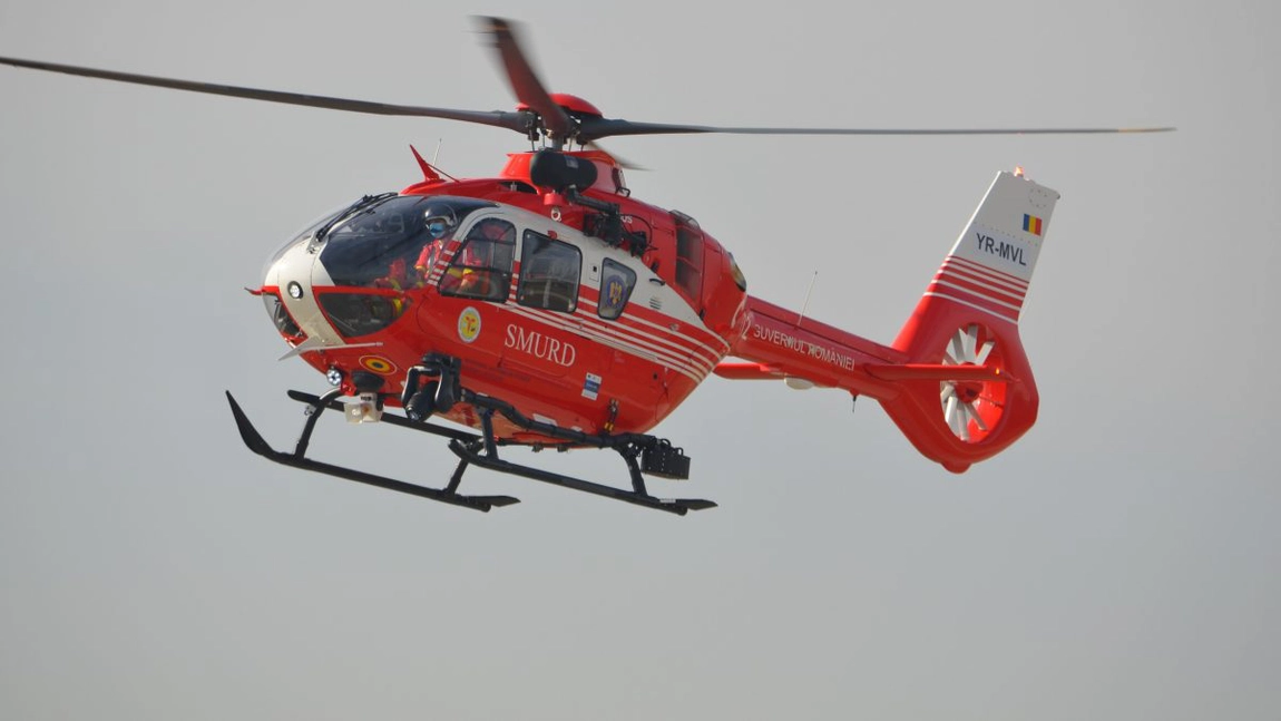 Fetiţa din Botoşani care a suferit arsuri în urma unei explozii, adusă cu elicopterul SMURD la Iaşi