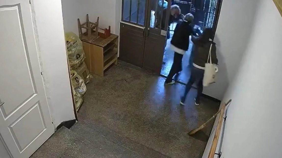 Momentul în care femeia din București a fost ucisă și incendiată de nepotul său - VIDEO