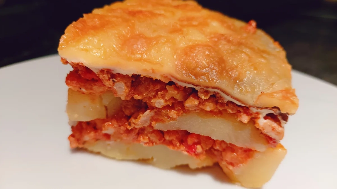 Musaca de cartofi cu carne de porc. Rețeta bunicii pentru o cină pe placul întregii familii