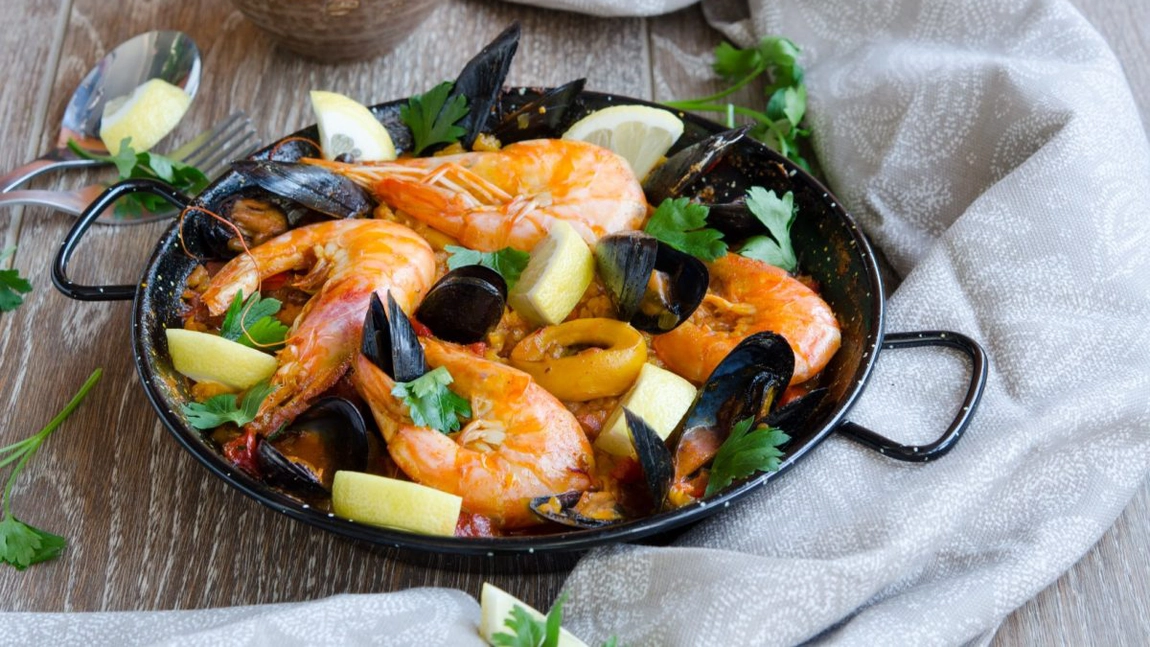 Rețetă de paella cu fructe de mare. Un răsfăț pe cinste