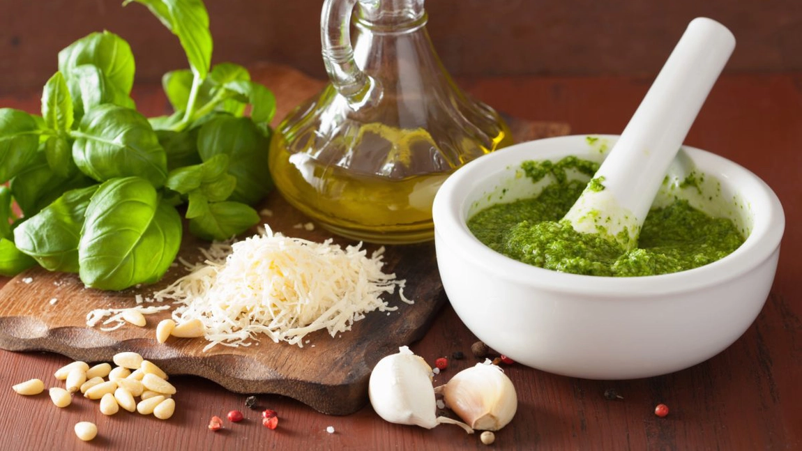 Pesto de busuioc. La ce mâncăruri se folosește acest sos aromat