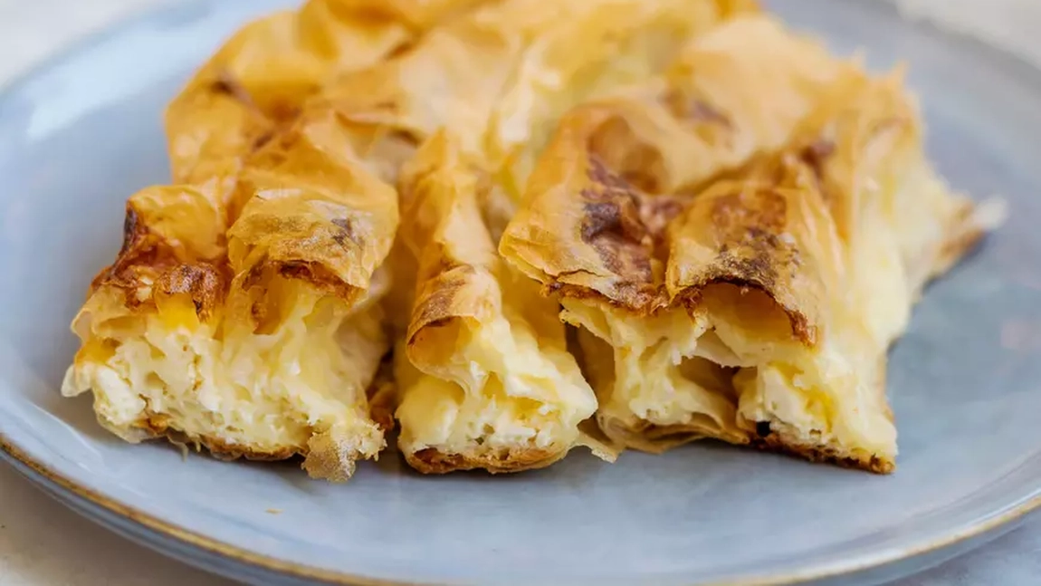 Plăcintă dobrogeană rețetă originală știută doar de bunica. Deliciul care te va teleporta în copilărie