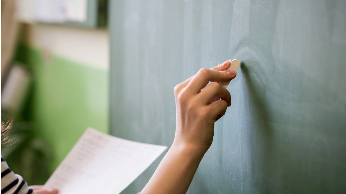 Scene ireale! Profesoara de română a venit „într-o stare specială” să le predea elevilor. A mers beată la școală și s-a prăbușit peste mașinile din curte