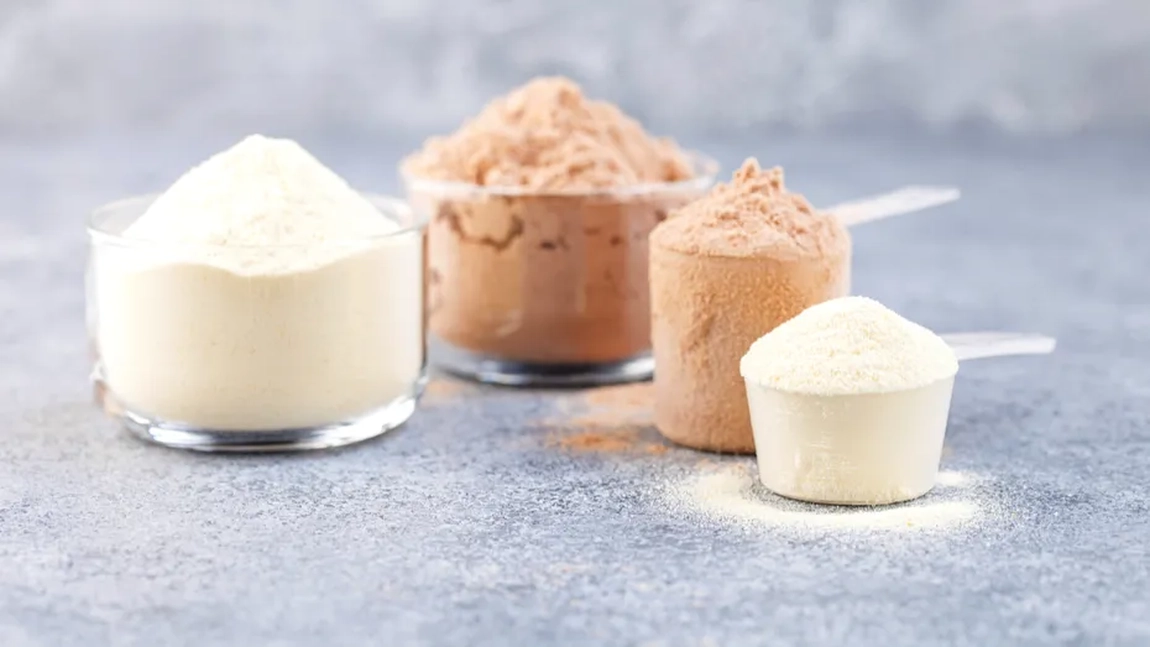 La ce te ajută proteinele din zer? Cât de eficient este acest supliment alimentar pentru creșterea masei musculare  