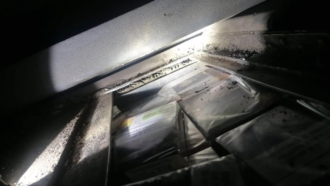 Zeci de mii de țigări de contrabandă, ascunse în sistemul de aer condiționat al unui vagon de tren ce circula pe ruta Chișinău - Iași - București - VIDEO