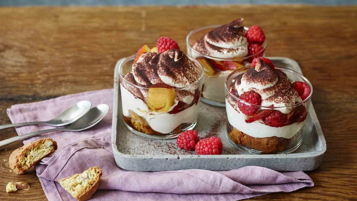 Tiramisu cu fructe, la pahar. Un desert spectaculos și incredibil de gustos