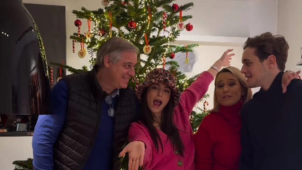 Andreea Esca a împodobit bradul de Crăciun alături de familia sa! Ce decorațiuni speciale au ales în acest an