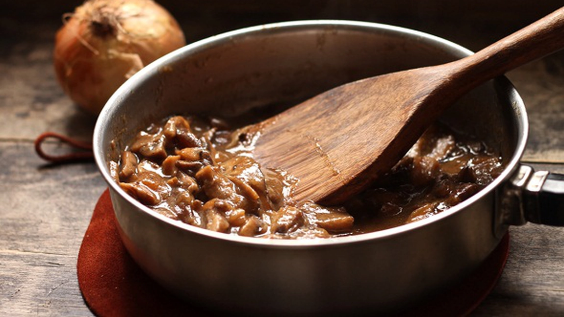 Mâncare de ghebe cu ceapă caramelizată. Gătită lent și înăbușită în vin alb și mirodenii