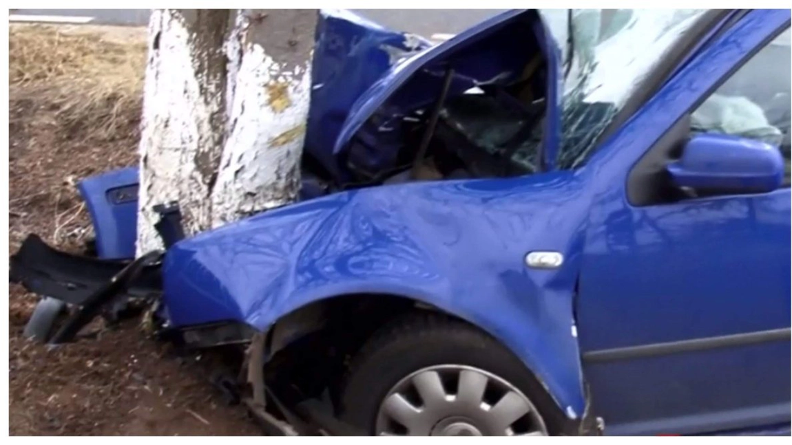 Accident mortal în Argeș! O tânără de 19 ani și-a pierdut viața, după ce mașina în care se afla s-a izbit de un copac