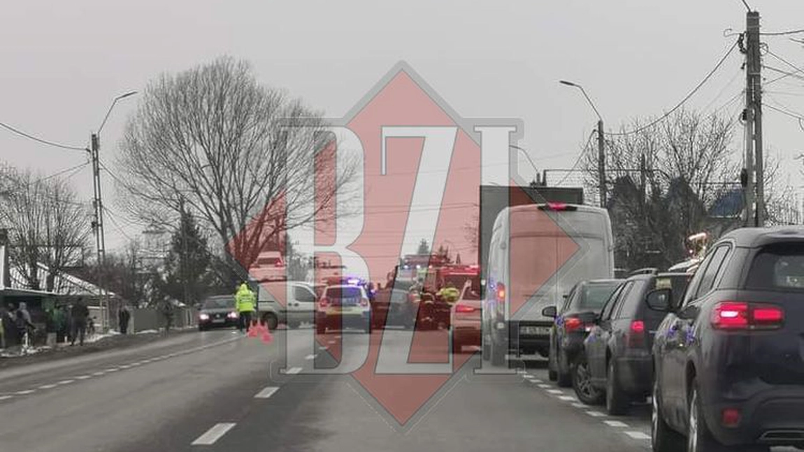 Accident rutier pe drumul european, la Războieni. Două autoturisme s-au izbit violent, iar cinci persoane sunt rănite. Circulaţia a fost blocată (exclusiv) - FOTO, UPDATE
