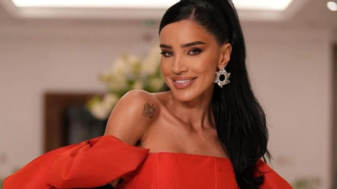Adelina Pestrițu e „Barbie de Crăciun”. Bruneta e răvășitoare într-o rochie roșie cu șliț adânc