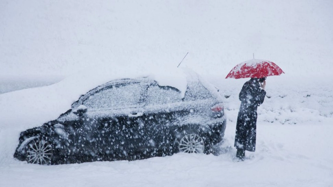 Atenționare meteo ANM de ninsori și viscol puternic. Cod portocaliu și galben de vreme severă în țară