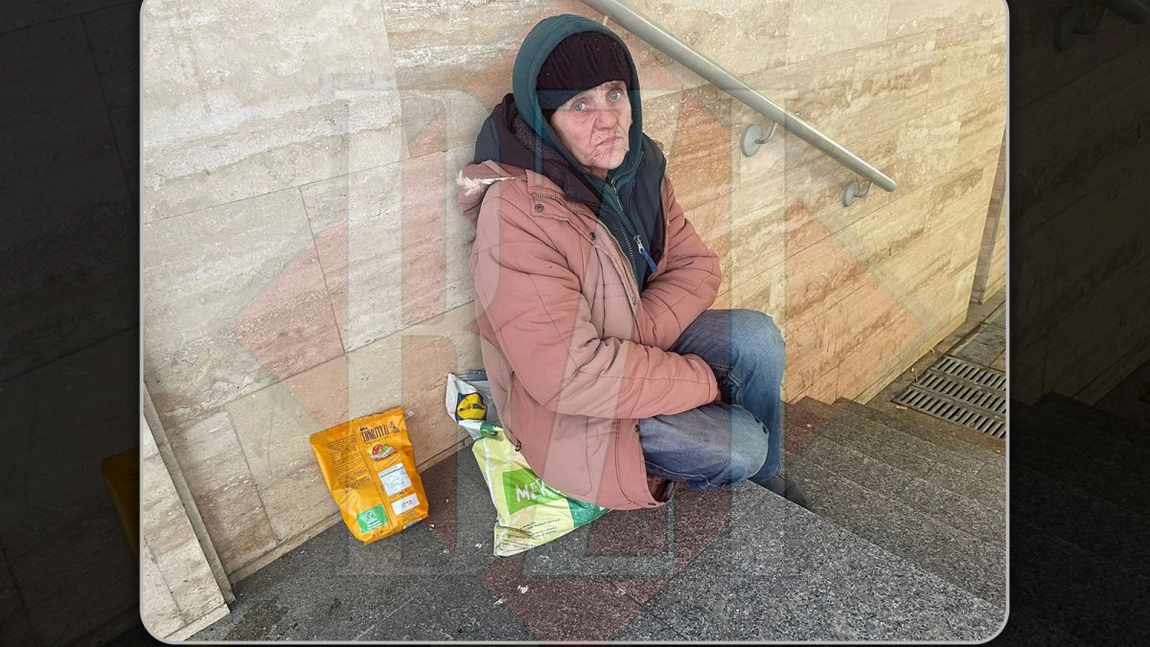 O ieșeancă bolnavă de cancer locuiește în scările de bloc de mai bine de 3 ani. Maria Câțu: „Am pensie de handicap de 60 de lei”
