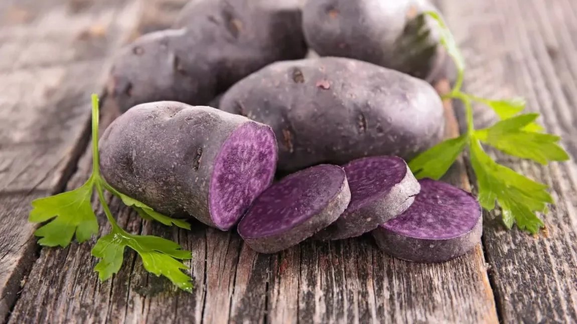Cum să pregătești o mâncare delicioasă cu cartofi mov. Rețeta care îi va impresiona pe musafiri