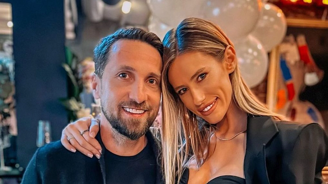 Cum au împodobit bradul Dani Oțil și Gabriela Prisăcariu. Fanii au reacționat imediat