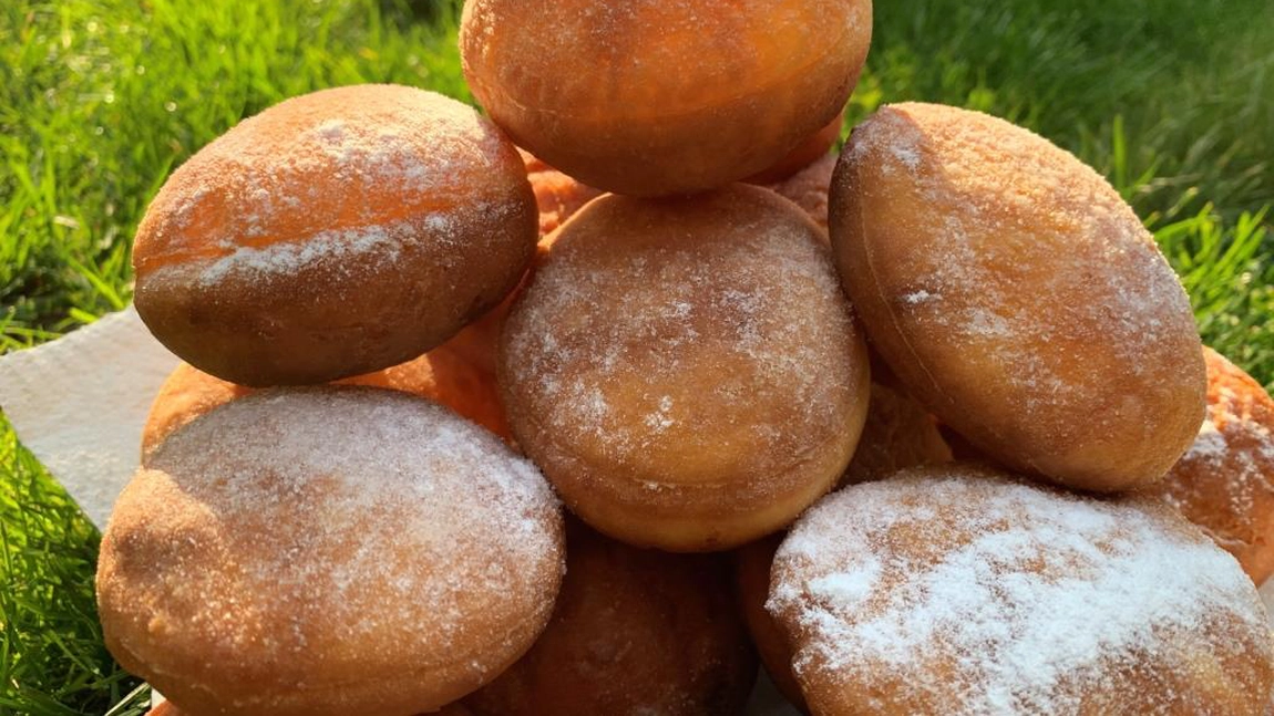 Gogoși cu paharul. O simfonie delicioasă cu rom și lămâie, care te va transporta în paradisul gogoșilor