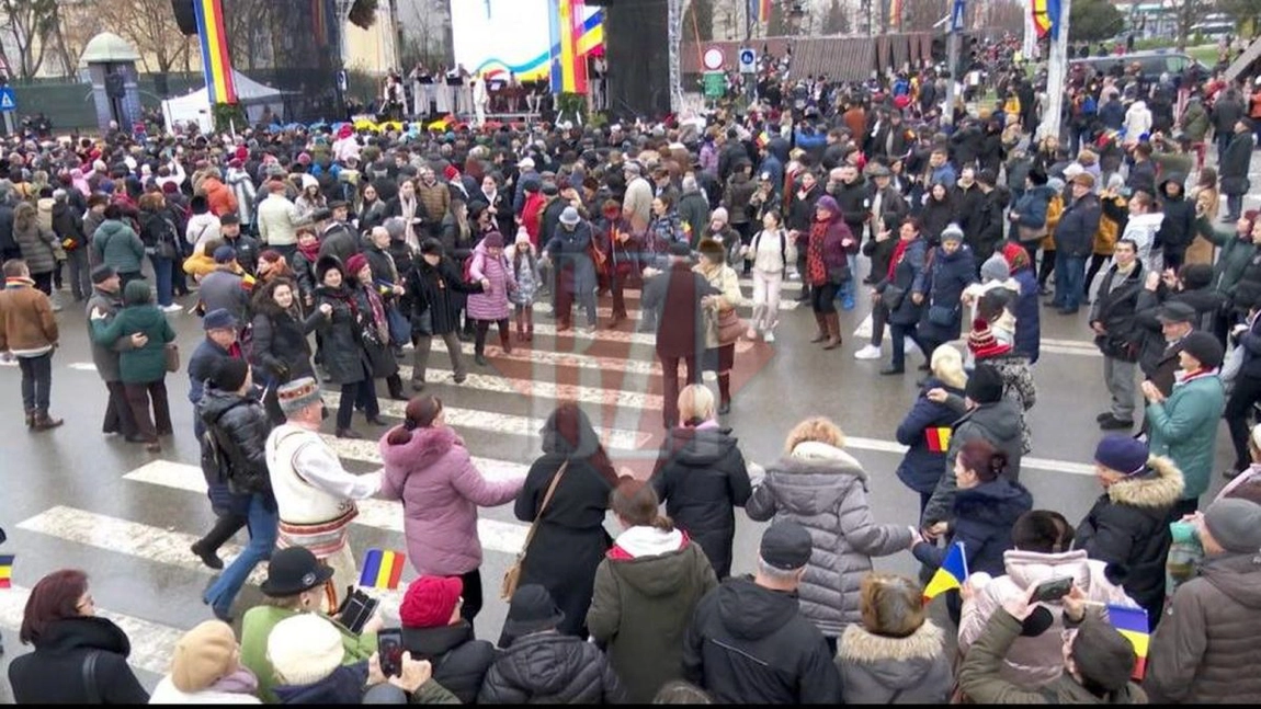 S-a încins atmosfera la Iaşi! După o porţie de fasole se dansează pe ritmuri de tobe şi trompete în centru. “E dansul babelor” - FOTO, VIDEO