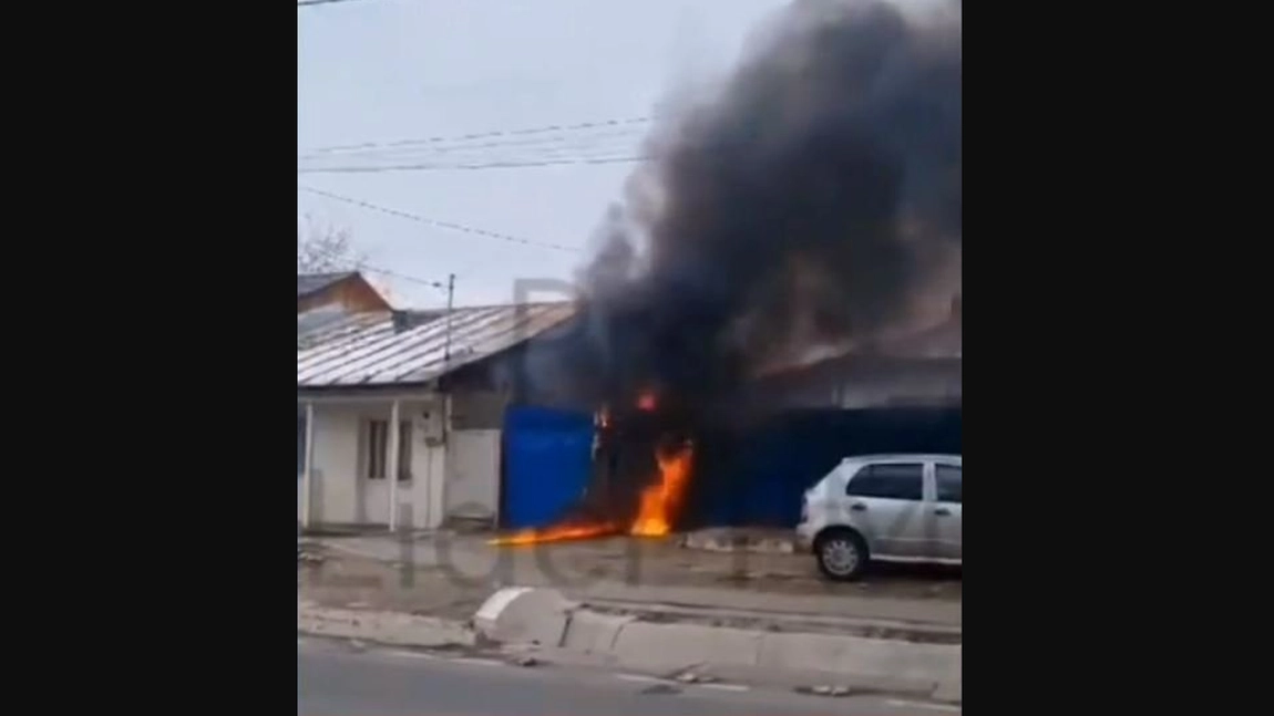 O gospodărie din Galați a luat foc, după ce locatarii au vrut să pârlească porcul