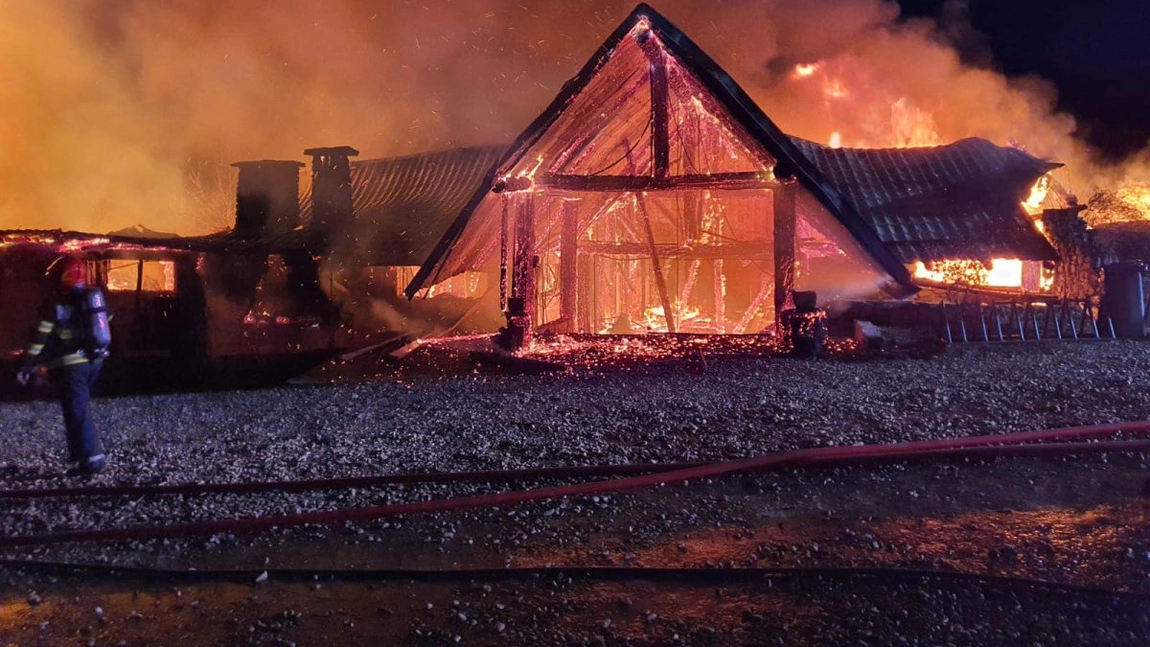 Incendiu masiv la o pensiune din Prahova. Patru adulți și un copil au murit carbonizați. A fost activat Planul Roșu de Intervenție - FOTO, VIDEO, UPDATE