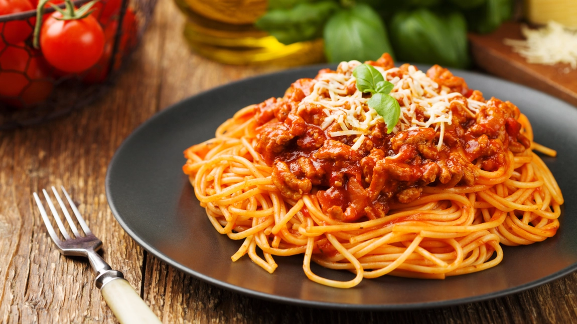 Paste bolognese după rețeta originală. Ce condimente să folosești pentru a adăuga preparatului un plus de savoare