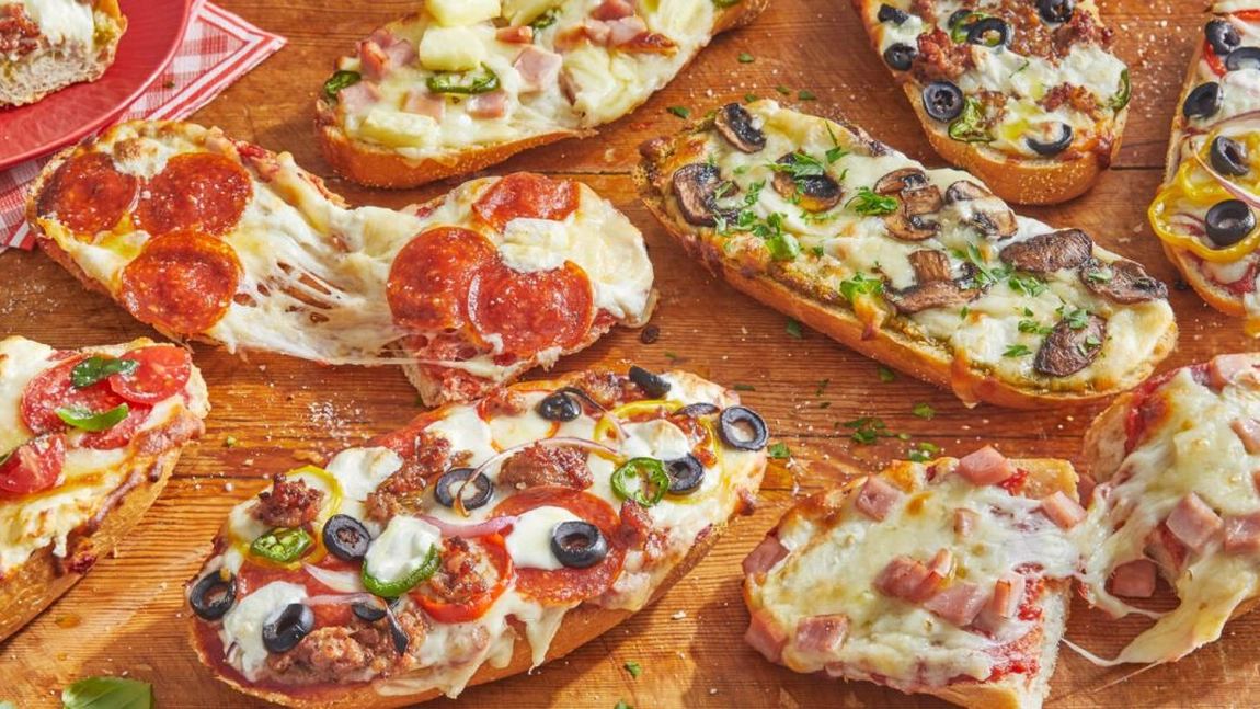 Pizza pe felii de pâine, gata în 30 de minute. Idei de toppinguri pe gustul tuturor