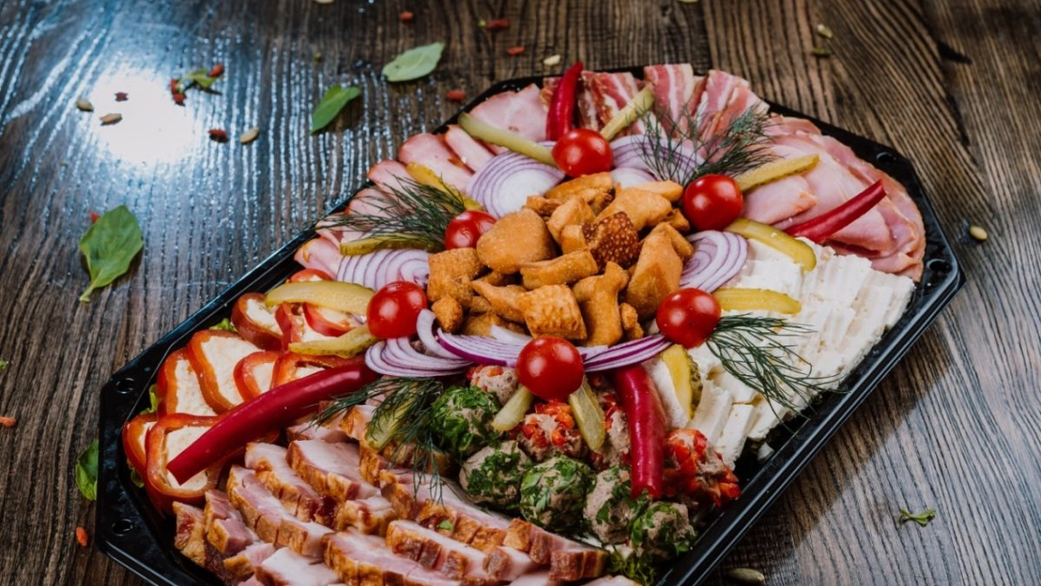 Platou aperitiv țărănesc, ideal de pregătit pentru masa de Crăciun. Rețeta tradițională cu care îți vei cuceri invitații