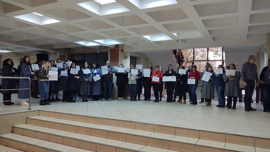 Protestele grefierilor continuă în Judecătoria Iași. Blocul Național Sindical amenință cu grevă generală - FOTO EXCLUSIV