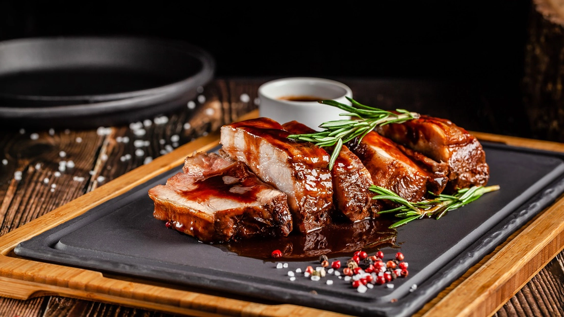 Sos de vin roșu pentru friptura de porc. Secretele marilor bucătari pentru un preparat fraged și aromat