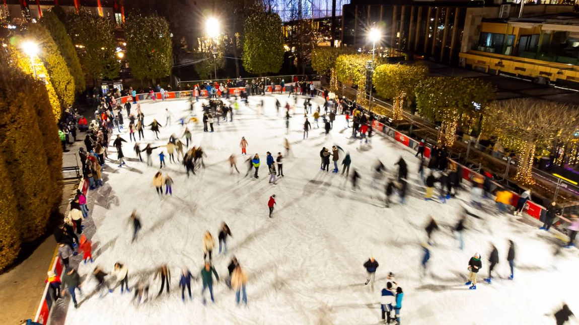 Înscrie-te la sesiunile de hochei sau la cursurile de patinaj pentru începători la patinoarul Palas Ice!