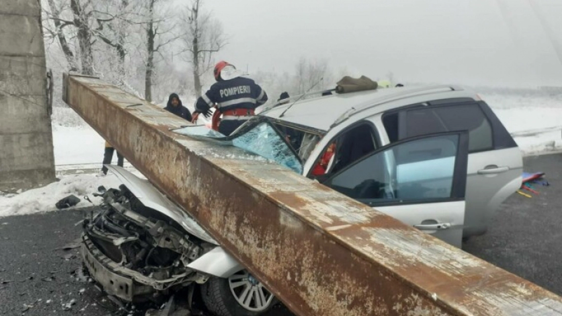 Accident tragic în Olt. O femeie a murit după ce un camion a lovit un limitator de înălțime, care a căzut peste mașina în care se afla