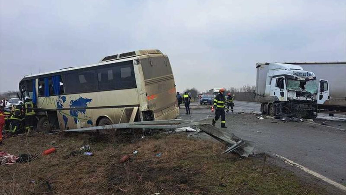 Plan roșu de intervenție în Timiș, în urma unui accident în care au fost implicate un TIR și un autobuz