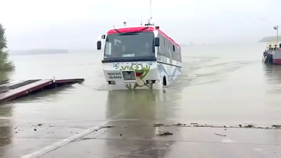 Un autobuz amfibie va transporta pasageri peste Dunăre între România și Bulgaria - FOTO, VIDEO