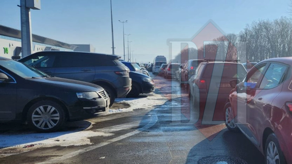 Barierele de la Aeroportul Iași s-au blocat! Zeci de șoferi sunt nervoși și așteaptă să intre în parcările de pe aeroportul care a costat zeci de milioane de euro - FOTO