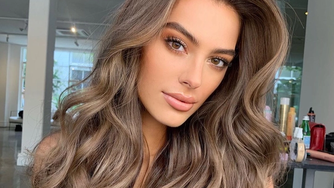 Blond alună deschis. Căror fashioniste li se potrivește această nuanță?
