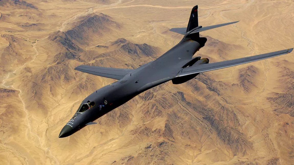 Un bombardier american B-1 Lancer s-a prăbușit la aterizare
