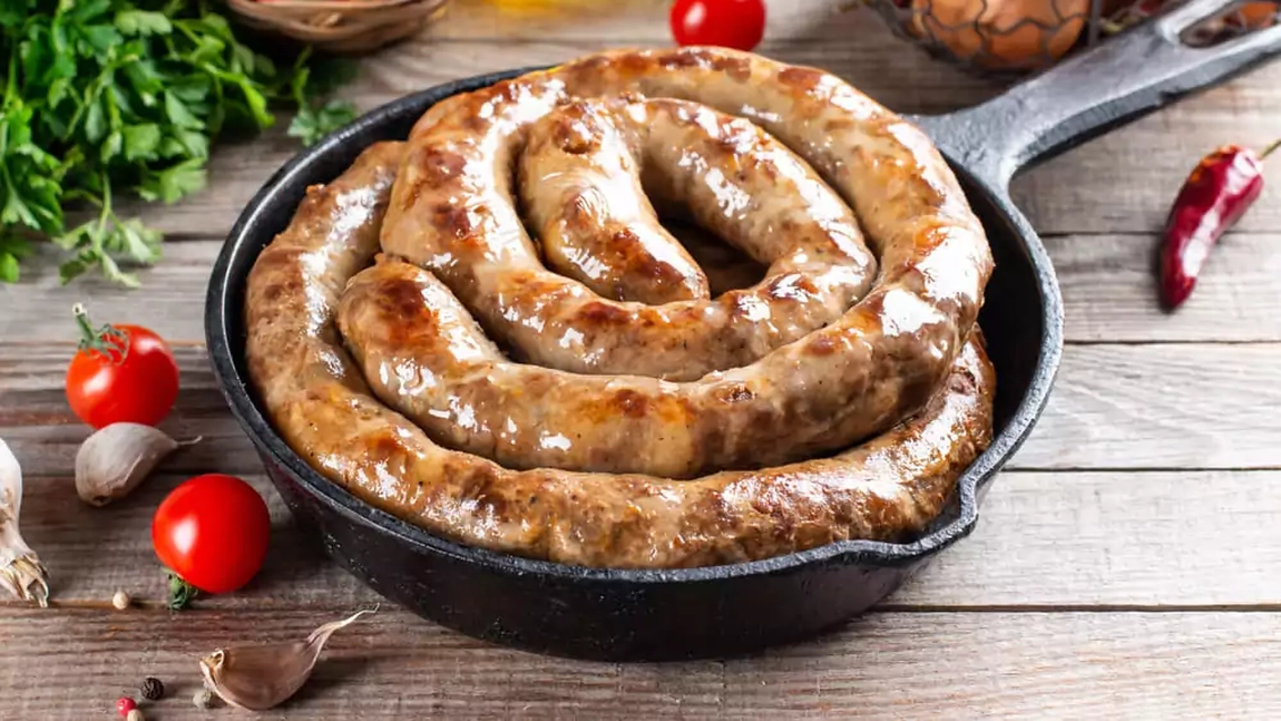Cârnați de casă tradiționali. Ce garnitură să pregătești pentru acest deliciu culinar