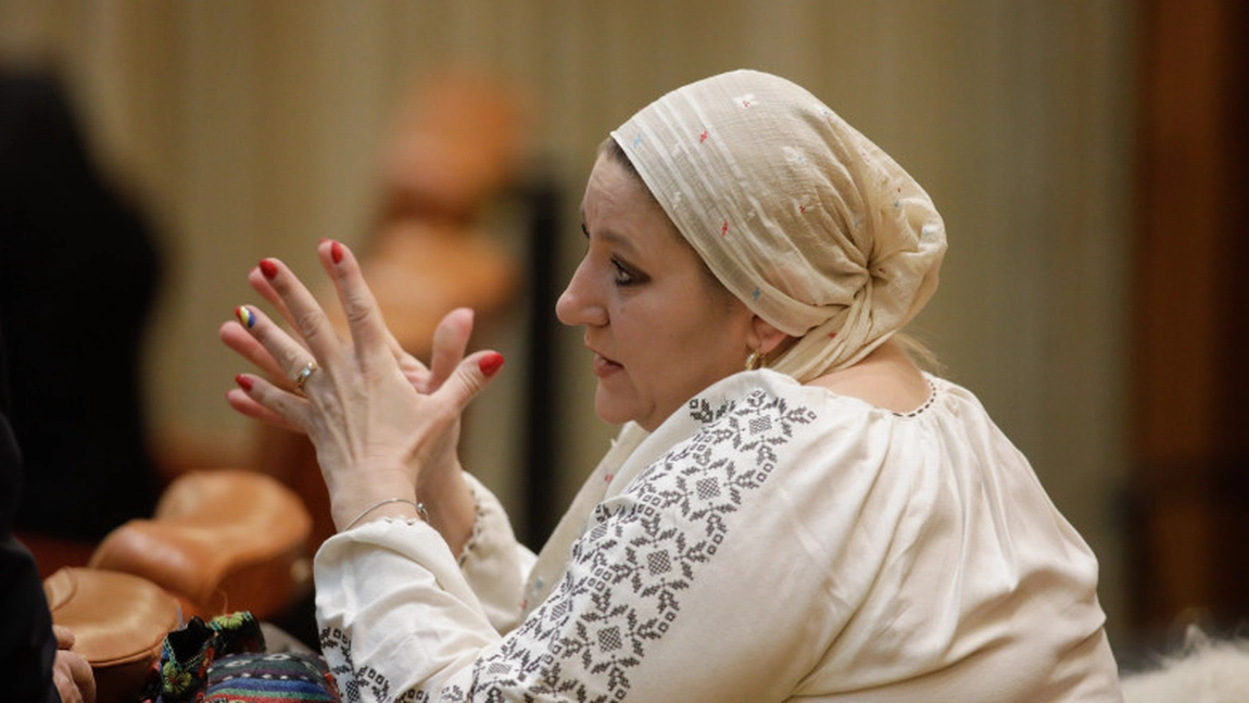 Senatorul de Iași, Diana Șoșoacă, hărțuită să-și dea demisia: „Mă amenință că se vor da filmări intime din casa mea când mă spăl, mă aranjez. Am depus plângere penală”