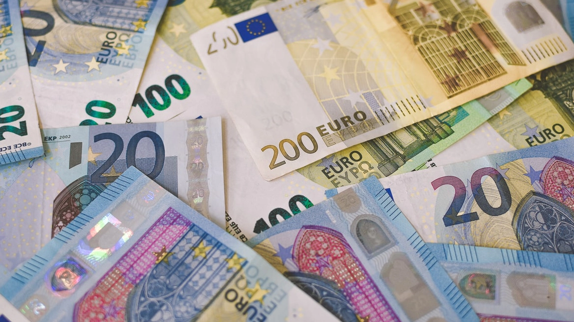 Uniunea Europeană va interzice plăţile în numerar mai mari de 10.000 de euro