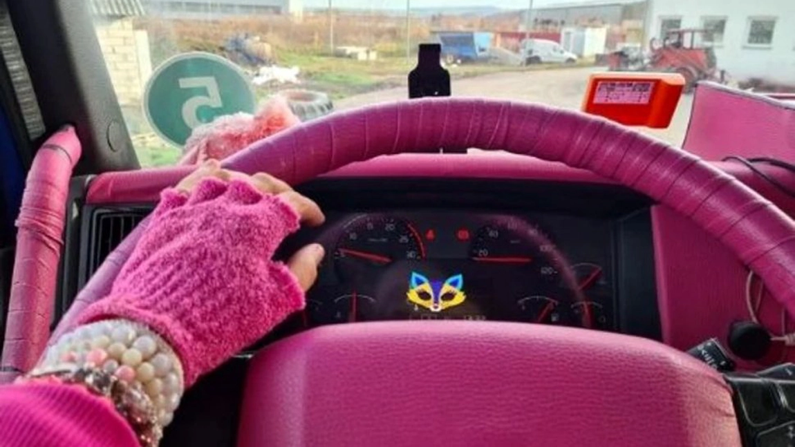 O tânără de 35 de ani din Alba Iulia face senzație pe social media! Georgeta se îmbracă în haine Barbie și conduce un TIR roz – FOTO, VIDEO