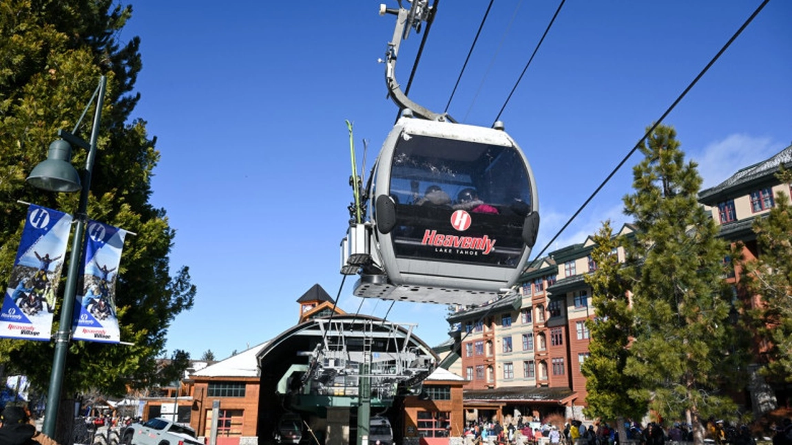 O femeie a stat 15 ore în frig, uitată în interiorul unei telecabine aflate la înălţime, într-o stațiune de ski