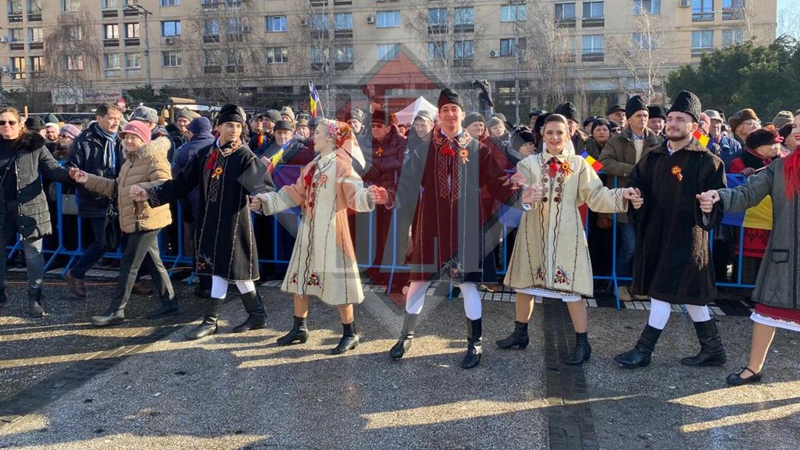 Ieșenii au dat mână cu mână și au început Hora Unirii, în centrul orașului - FOTO