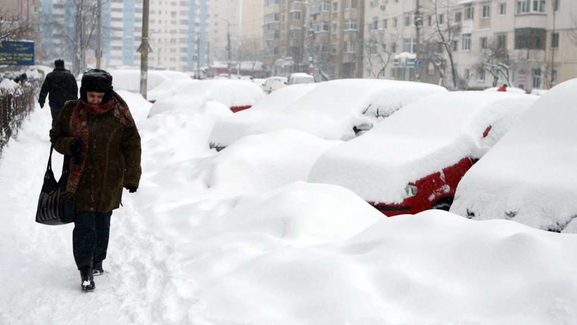 Bătăie de joc în municipiul Iași! Absolut niciun echipaj de deszăpezire nu a trecut pe străzile dintre blocuri